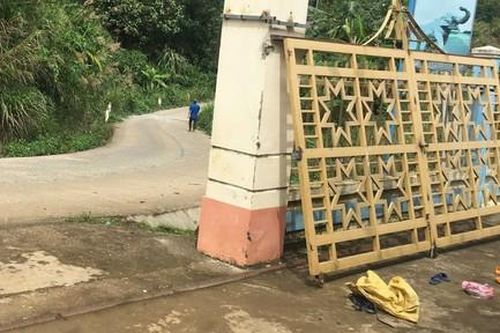 Cửa sắt cổng trường đổ, đè hai trẻ mầm non thương vong