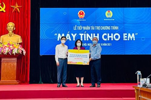 Ngành Giáo dục tiếp nhận kinh phí, thiết bị tài trợ chương trình 'Sóng và máy tính cho em'
