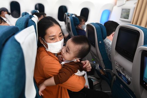 Hành khách nhỏ tuổi trên chuyến bay từ TP.HCM về Hà Nội