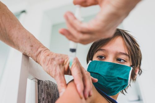 Tác dụng phụ trẻ có thể gặp phải khi tiêm vaccine Covid-19