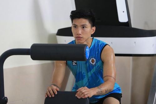 Văn Hậu 'chơi cầu thăng bằng' trong ngày chờ đi Hàn Quốc