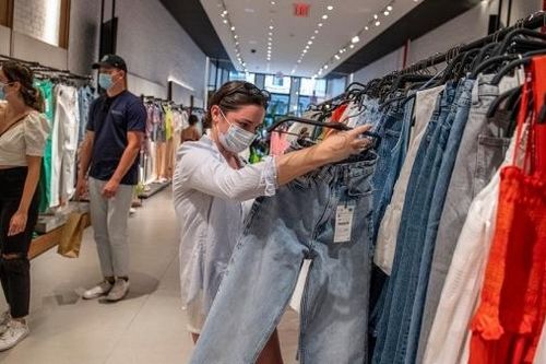 Bất chấp đại dịch, doanh số bán lẻ của Mỹ có 'màn trình diễn' xuất sắc hơn mong đợi