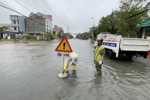 Mưa xối xả kéo dài, nhiều tuyến đường ở thành phố Hà Tĩnh ngập sâu trong nước
