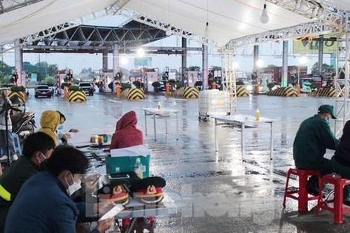 Lực lượng liên ngành Hà Nội ngồi dưới mưa 'canh' chốt cửa ngõ