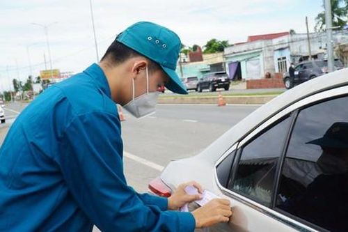 Chủ tịch Bến Tre chỉ đạo bỏ ngay việc niêm phong cửa ô tô khi qua địa bàn