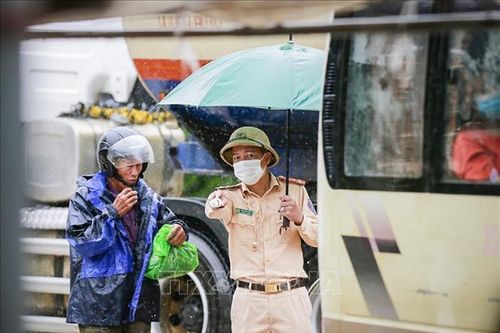 Nỗ lực hỗ trợ người dân từ các tỉnh phía Nam về quê trong thời điểm mưa gió