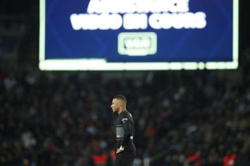 VAR 2 lần mang về bàn thắng cho PSG?