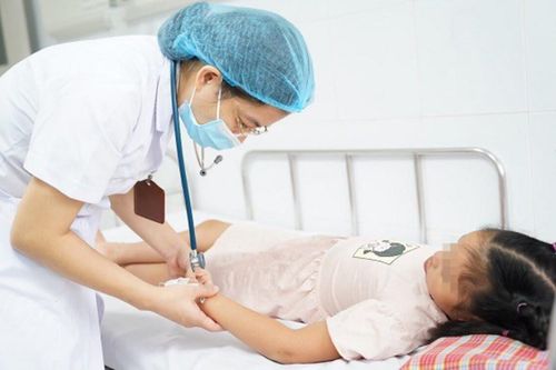 Bé gái 9 tuổi ở Hà Nội suýt mất mạng vì bị sốt xuất huyết nhưng gia đình tự điều trị, truyền nước