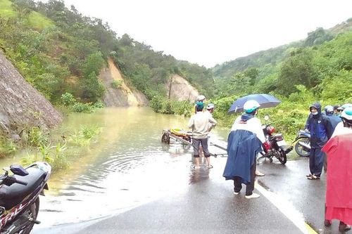Đạ Huoai: Sạt lở nghiêm trọng khiến đường liên xã Mađaguôi – Đạ Tồn ngập sâu và bị chia cắt hoàn toàn