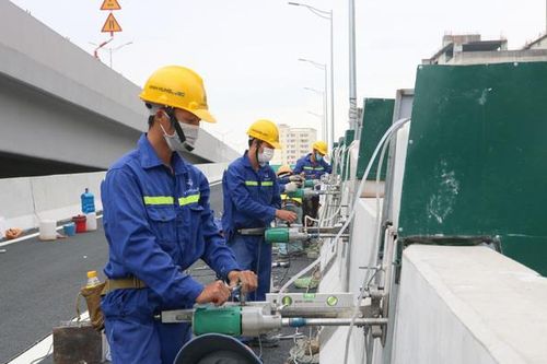 Lắp vách chống ồn ở đường vành đai 3 trên cao