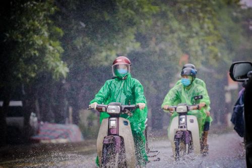 Mưa lớn suốt nhiều giờ, nhiều tuyến phố Hà Tĩnh ngập sâu trong nước