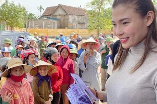 Thúy Diễm in sẵn 2 bản sao kê, sẵn sàng giải trình tới từng người