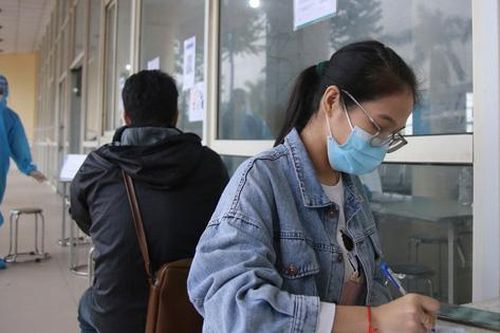 Hàng loạt bến xe tại Hà Nội dựng điểm test nhanh cho khách về quê
