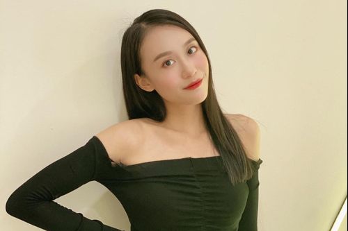 Vũ công Việt mắc kẹt ở quê, làm phục vụ quán cà phê