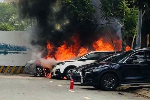 Nghi vợ có quan hệ bất chính với sếp, người chồng đốt 2 ôtô