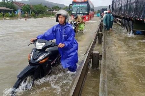 Mưa lũ ở miền Trung khiến 3 người mất tích, quốc lộ 1 ngập sâu