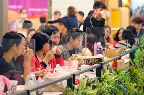 Người Hà Nội đổ về trung tâm thương mại ăn uống ngày cuối tuần