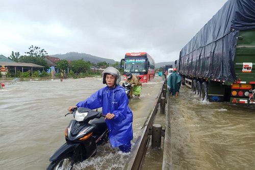 Thừa Thiên Huế: Mưa lớn gây ngập lụt cục bộ một số khu vực, 2 người mất tích