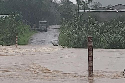 Mưa lớn gây ách tắc giao thông, mất điện tại miền núi Quảng Nam