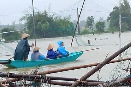 Miền Trung mưa to, nước dâng cao, chia cắt nhiều tuyến đường