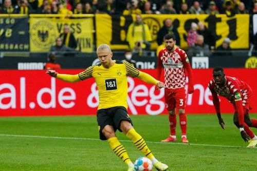 Haaland lập cú đúp, Dortmund lần đầu lên đỉnh Bundesliga