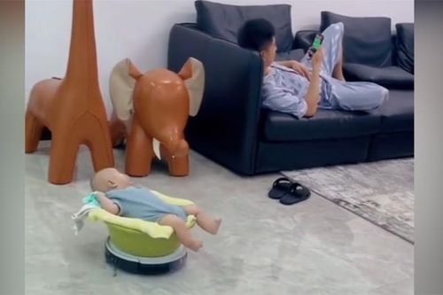Clip: Em bé tận hưởng 'cảm giác lạ' với robot hút bụi