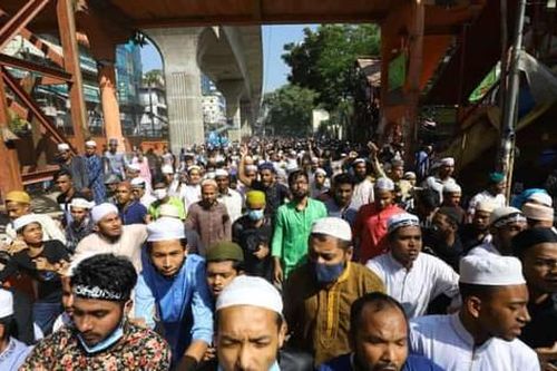 Bạo lực bùng phát trong lễ hội Hindu vì cáo buộc xúc phạm kinh Qur'an