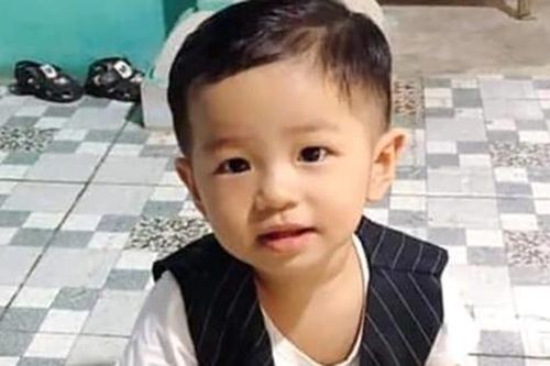 Bé trai 2 tuổi mất tích bí ẩn khi chơi trước nhà