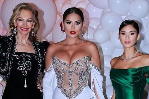 Hoa hậu Hoàn vũ Andrea Meza khoe vòng 1 quá đà, lấn án dàn Hoa hậu đình đám thế giới