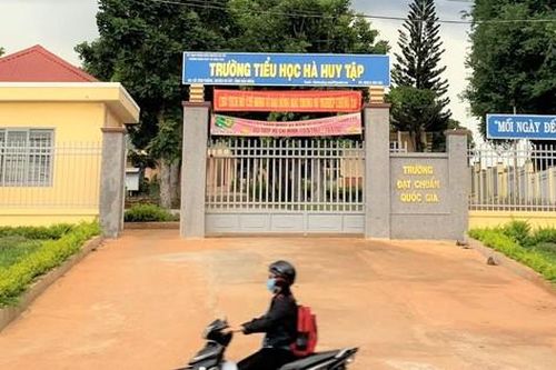Hiệu trưởng 'giam' học bạ trò nghèo bị kỷ luật