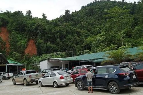 Dòng người tấp nập qua chốt kiểm soát dịch khi Lâm Đồng mở cửa du lịch