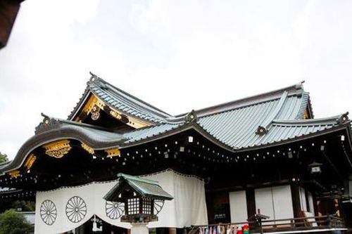 Tân Thủ tướng Nhật Fumio Kishida gửi đồ lễ tới đền thờ Yasukuni