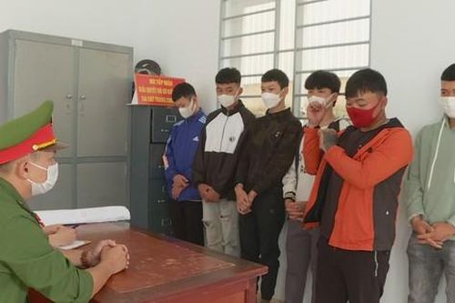 Học sinh lớp 10 rủ bạn đi trả thù, chém nhầm người đi đường
