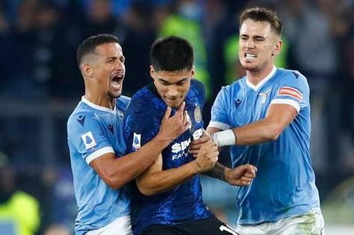 Ngôi sao Lazio dính thẻ đỏ vì ăn mừng trên đầu đối thủ