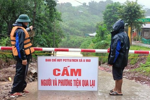 2 vợ chồng mất tích khi đánh bắt cá, nhiều khu vực miền Trung ngập sâu