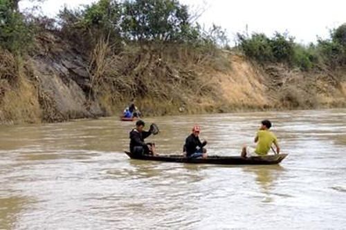 Tìm kiếm hai vợ chồng mất tích do lật ghe