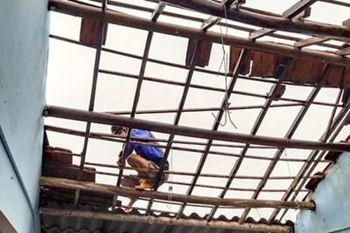 Lốc xoáy lúc nửa đêm, hàng chục ngôi nhà bị tốc mái, hư hỏng nặng
