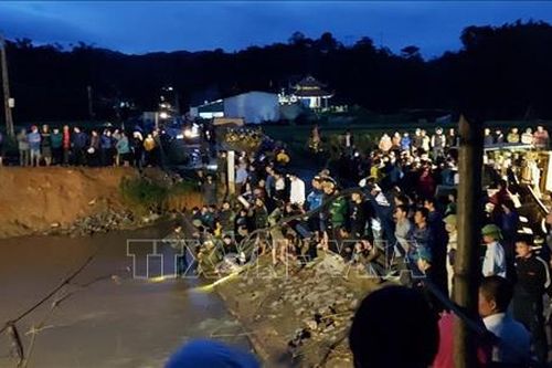 Hòa Bình: Nỗ lực tìm kiếm một học sinh rơi xuống ngầm suối mất tích