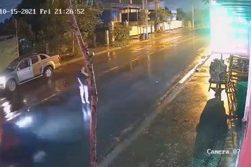 Tài xế ô tô thoát cửa tử sau cú tông bay người từ xe máy, dân mạng soi ra một lỗi nhiều người mắc
