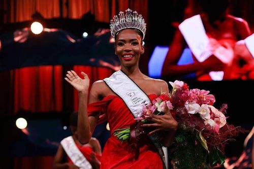 Nữ vũ công đăng quang Miss Universe Nam Phi 2021, nhan sắc lạ gây bàn tán