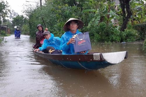 Thủy điện xả lũ lại mưa lớn, người dân Thừa Thiên Huế phải bơi xuồng
