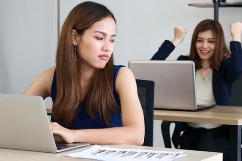 Muốn nghỉ việc vì sếp ưu ái người giỏi nịnh hơn
