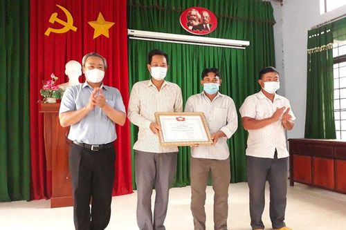 Cát Tiên: Trao bằng khen cho lực lượng phòng chống dịch Covid-19
