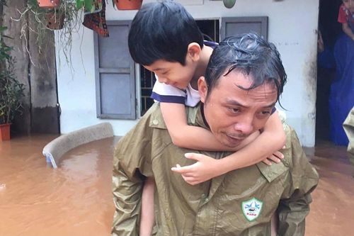 Công an dầm mưa, lội nước cõng dân đến nơi an toàn