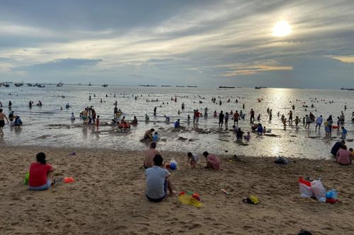Bãi biển Vũng Tàu đông đúc ngày cuối tuần