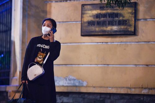 Khoảnh khắc gỡ phong tỏa Bệnh viện Việt Đức trong đêm