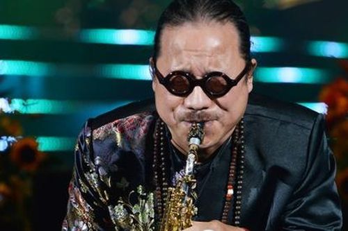 Nghệ sĩ Trần Mạnh Tuấn luyện thổi saxophone trong bệnh viện
