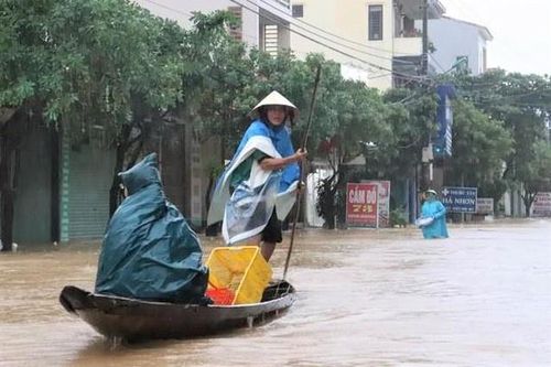 Hàng nghìn ngôi nhà ở miền Trung bị ngập, học sinh nghỉ học do mưa lũ