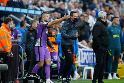 Cổ động viên đột quỵ trên khán đài, ngôi sao Tottenham yêu cầu dừng trận đấu
