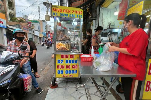 TP Hồ Chí Minh chưa cho phép mở bán ăn uống tại chỗ